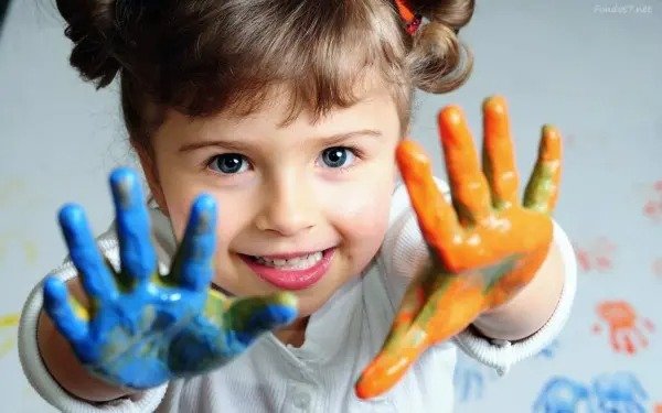Niña feliz con manos pintadas